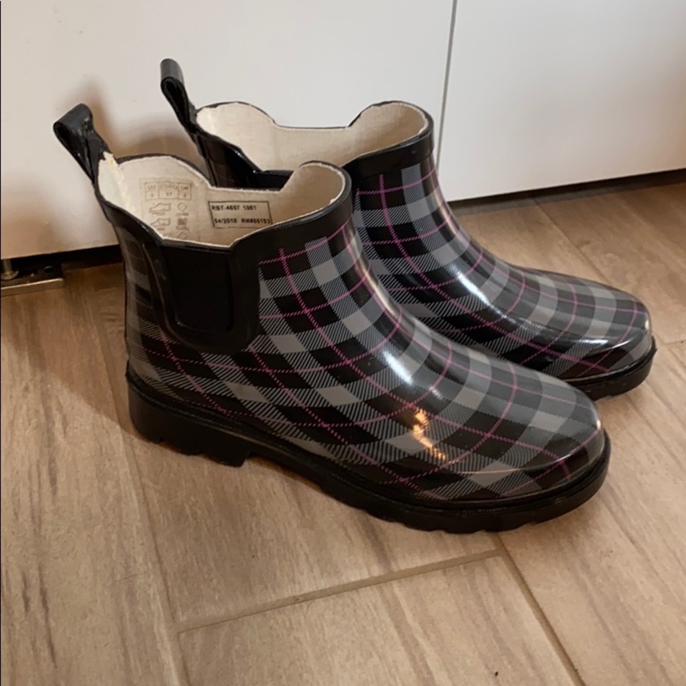Short Plaid Rain Boots